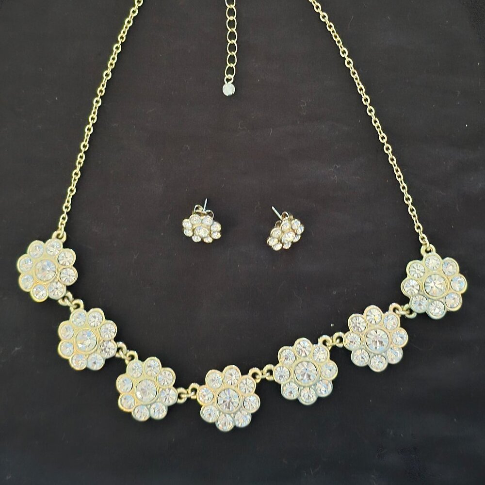 AVON Necklace and Earrings set Super shiny